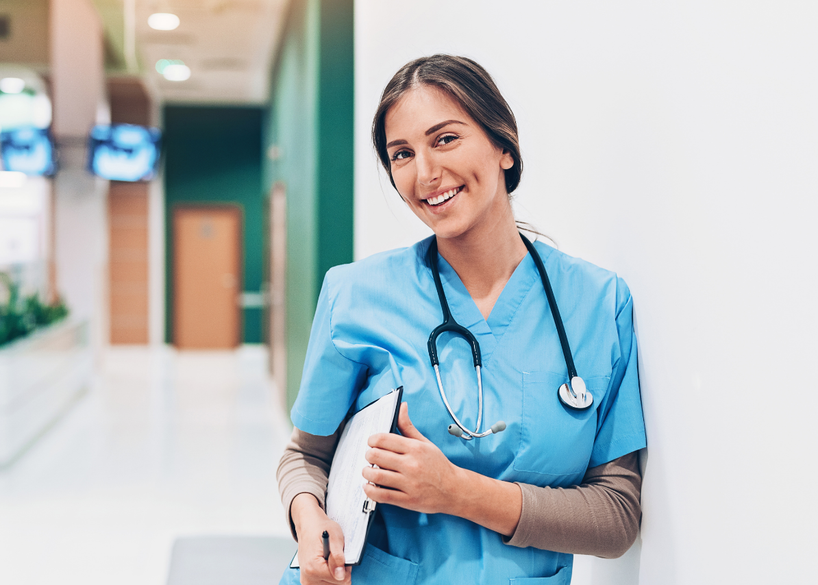 Des personnes se forment à de nouvelles pratiques autour d'un patient. Altericare