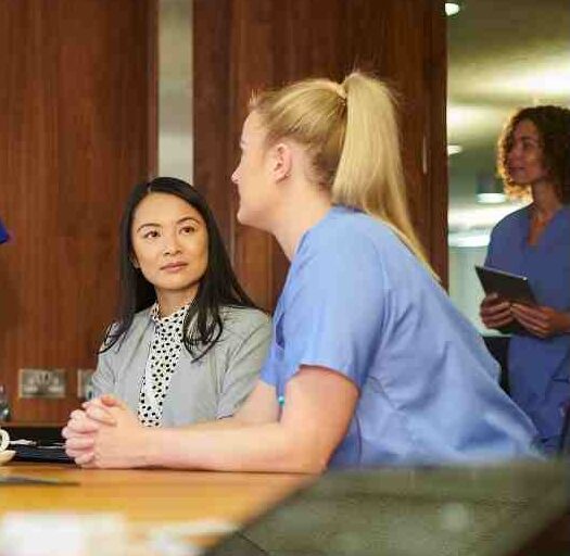 Des personnes se forment à de nouvelles pratiques autour d'un patient. Altericare